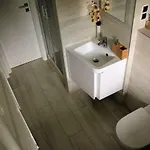 Garden Apt-free Parking,close D8,metro,expo 公寓