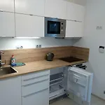 Garden Apt-free Parking,close D8,metro,expo *