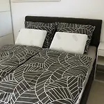 公寓 Garden Apt-free Parking,close D8,metro,expo Hovorcovice