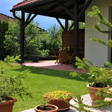 公寓 Garden Apt-free Parking,close D8,metro,expo Hovorcovice