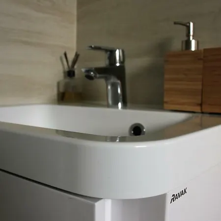 Garden Apt-free Parking,close D8,metro,expo Apartment Hovorcovice