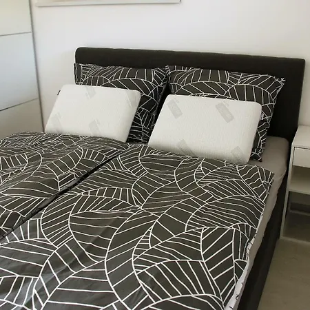 Apartment Garden Apt-free Parking,close D8,metro,expo Hovorcovice