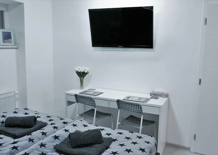 Garden Apt-free Parking,close D8,metro,expo * Hovorcovice
